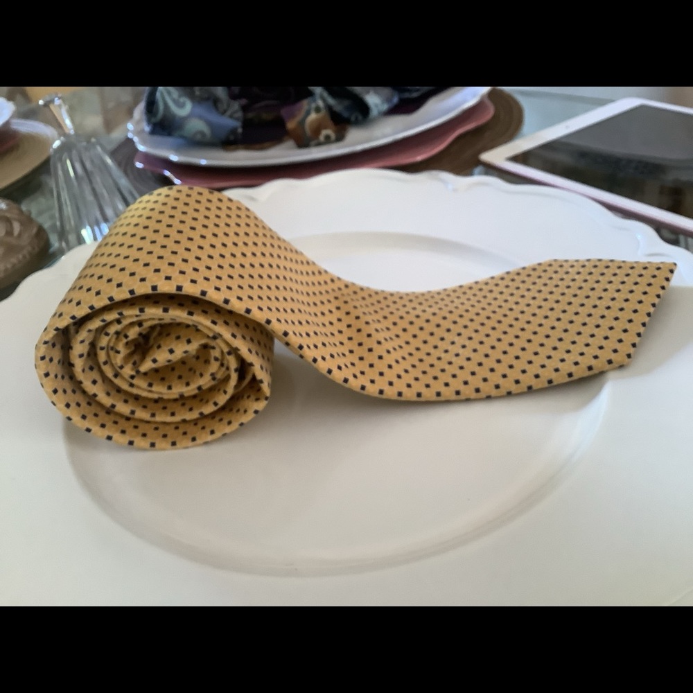 Joseph Banks Men’s necktie stain resistant yellow black little circles.
